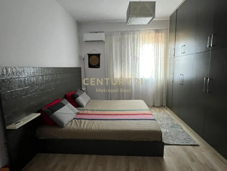 Tirane, jepet me qera apartament 2+1+Ballkon Kati 2, 100 m² 750 € (Rruga Muhamet Gjollesha)