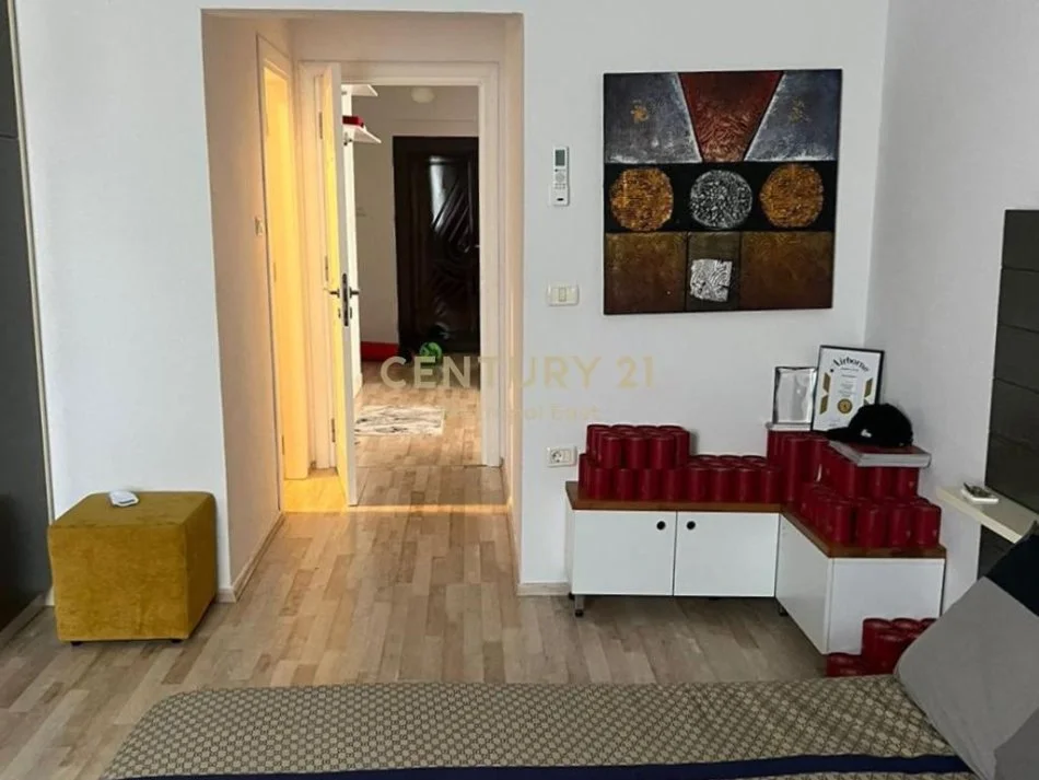 Tirane, jepet me qera apartament 2+1+Ballkon Kati 2, 100 m² 750 € (Rruga Muhamet Gjollesha)