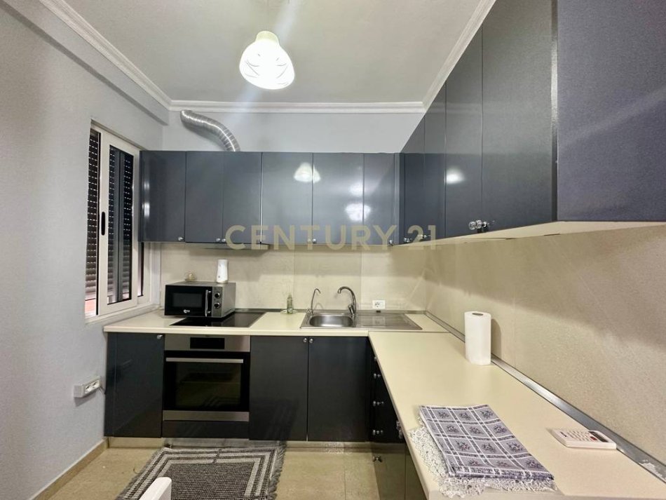 Tirane, jepet me qera apartament 2+1 Kati 3, 68 m² 500 € (liqeni i thate)