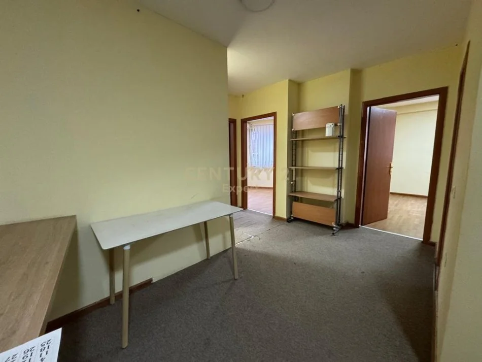 Tirane, jepet me qera apartament 2+1 Kati 2, 78 m² 600 € (rruga e barrikadave)