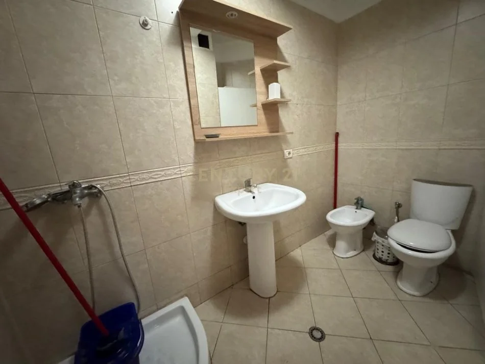 Tirane, jepet me qera apartament 2+1 Kati 2, 78 m² 600 € (rruga e barrikadave)