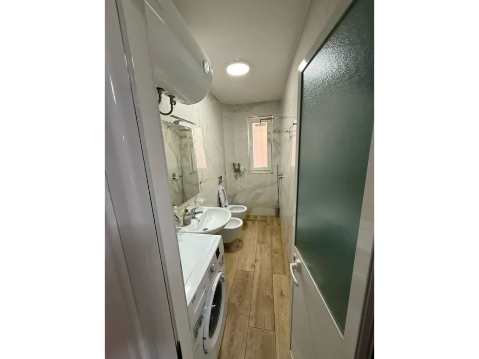 Tirane, jepet me qera apartament 1+1 Kati 4, 52 m² 650 € (Rruga Elbasanit)