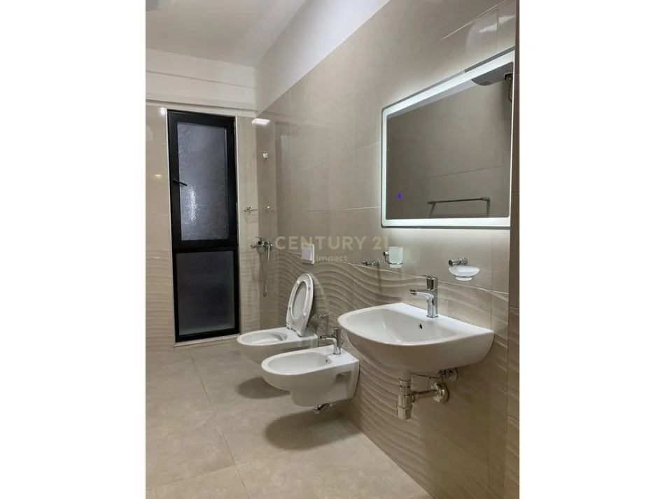 Tirane, jepet me qera 1+1+Ballkon Kati 10, 60 m² 600 € (Rruga e dibres)