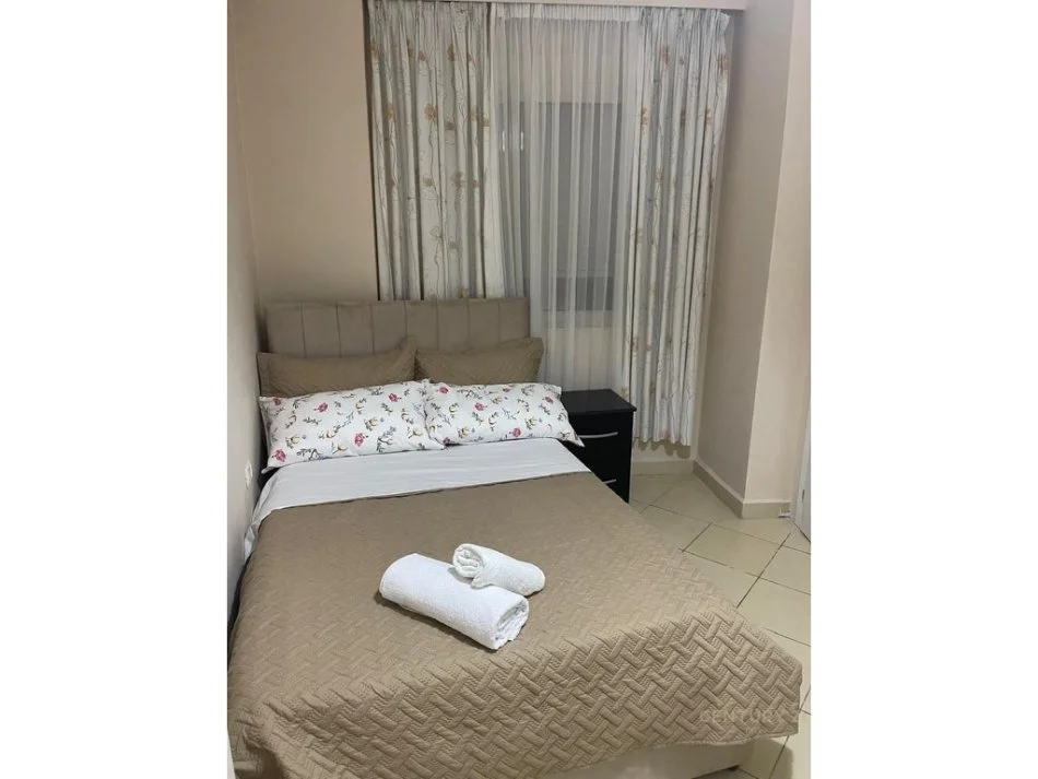 Tirane, jepet me qera apartament 2+1 Kati 2, 55 m² 600 € (Rruga e Bogdaneve, pranë Qendrës)