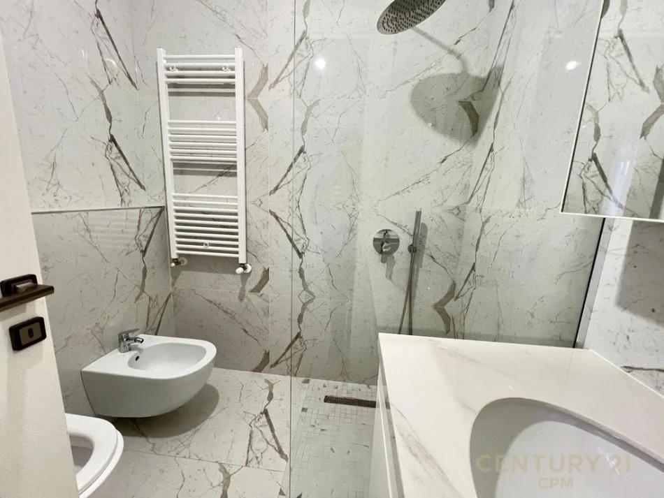 Tirane, jap me qera apartament 3+1+2+POST PARKIMI , 145 m² 1.100 € (KOPESHTI BOTANIK)