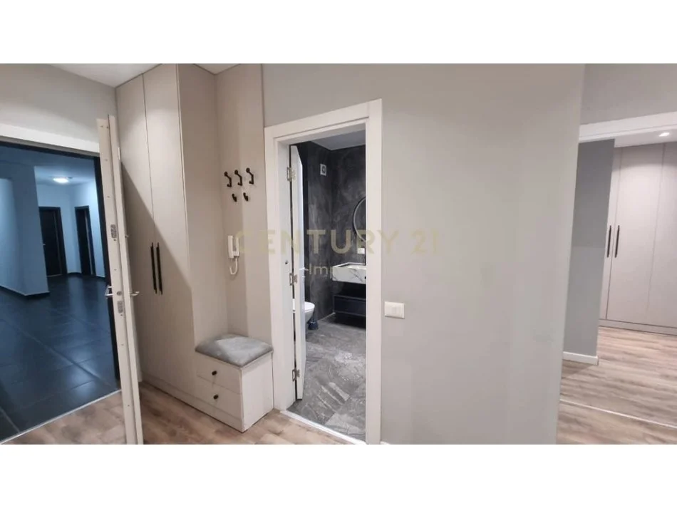 Tirane, jap me qera 2+1 Kati 4, 100 m² 800 € (Rruga e dibres)