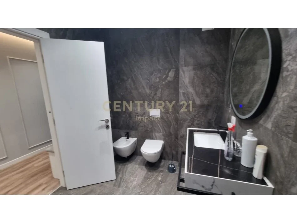 Tirane, jap me qera 2+1 Kati 4, 100 m² 800 € (Rruga e dibres)