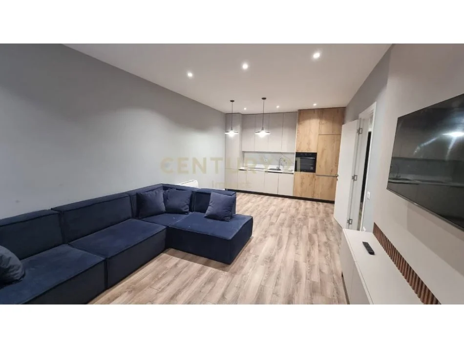 Tirane, jap me qera 2+1 Kati 4, 100 m² 800 € (Rruga e dibres)