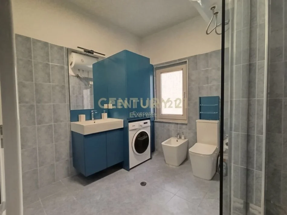 Tirane, jepet me qera apartament 2+1 Kati 2, 116 m² 800 € (Selvia)