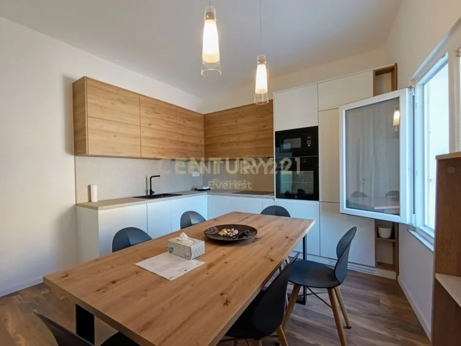 Tirane, jepet me qera apartament 2+1 Kati 2, 116 m² 800 € (SELVIA)