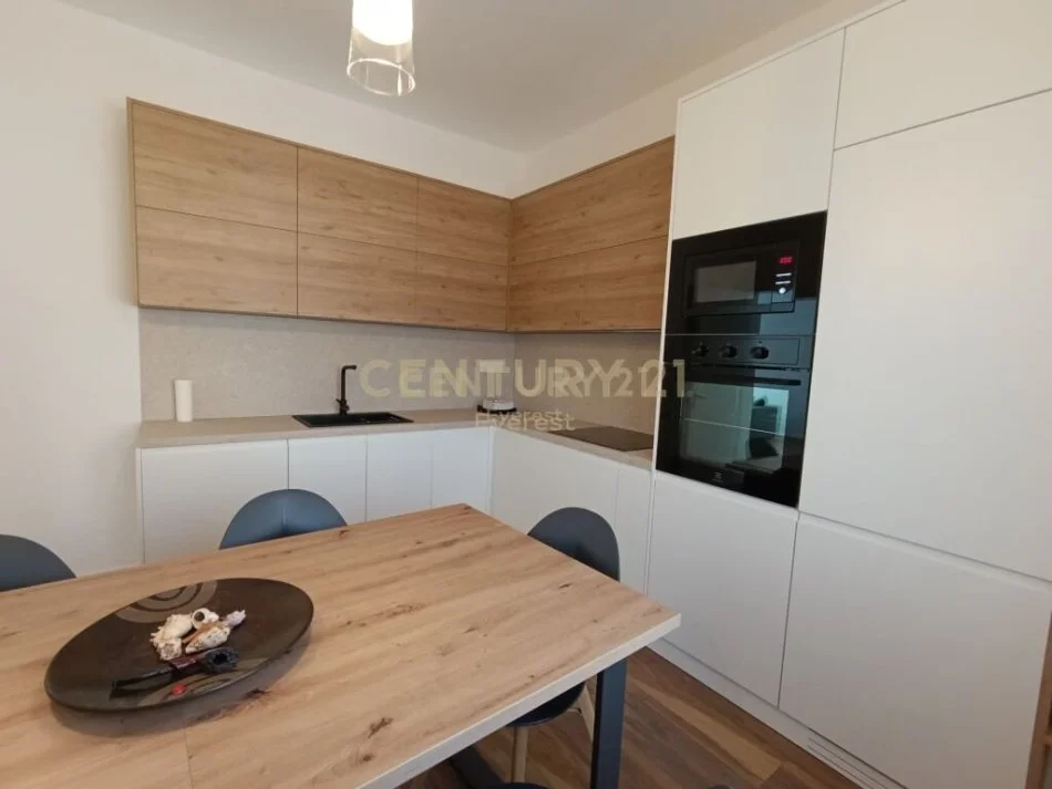 Tirane, jepet me qera apartament 2+1 Kati 2, 116 m² 800 € (Selvia)