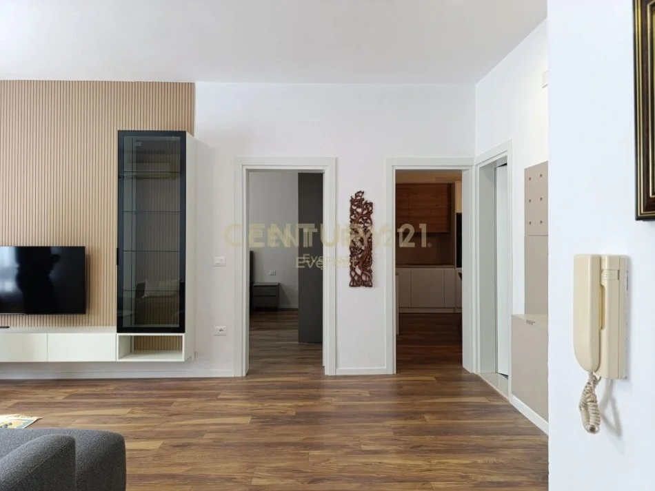 Tirane, jepet me qera apartament 2+1 Kati 2, 116 m² 800 € (SELVIA)