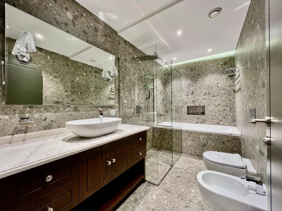 Tirane, jap me qera apartament 2+1+2 ME 2 POSTE PARKIMI , 193 m² 1.500 € (KOPSHTI BOTANIK)