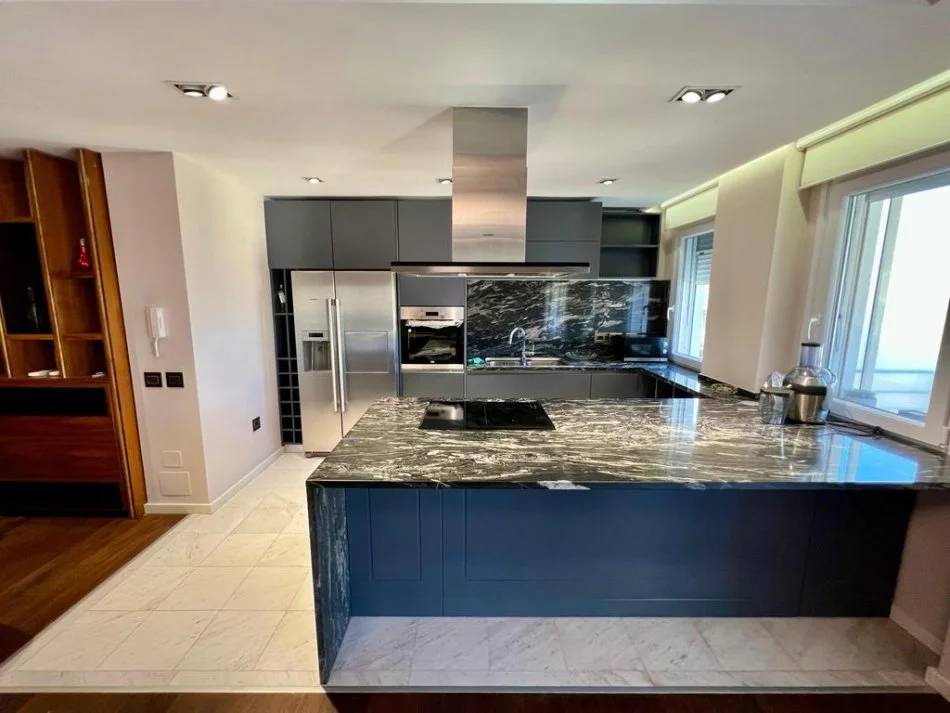 Tirane, jap me qera apartament 2+1+2 ME 2 POSTE PARKIMI , 193 m² 1.500 € (KOPSHTI BOTANIK)