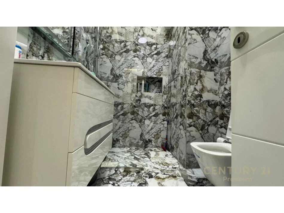 Tirane, jepet me qera apartament 1+1 Kati 2, 64 m² 800 € (Square21)