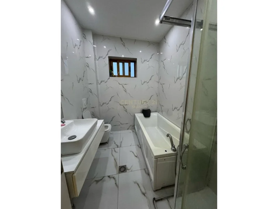 Tirane, jepet me qera apartament 2+1 Kati 3, 100 m² 450 € (rruga tre deshmoret)