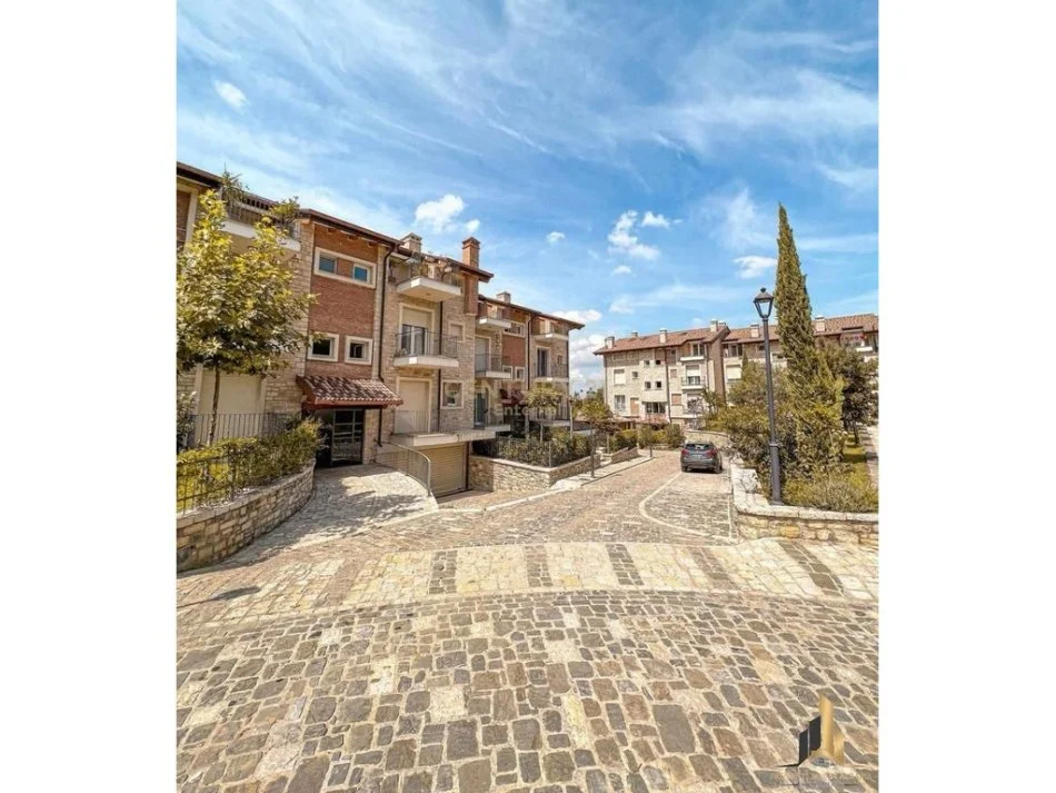 Tirane, jepet me qera apartament 2+1+Ballkon Kati 2, 144 m² 1.400 € (TEG)