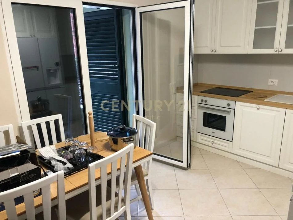 Durres, jepet me qera apartament 2+1 Kati 1, 102 m² 550 € (gjykata)