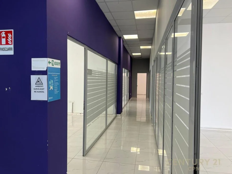 Tirane, shes ambjent biznesi Kati 0, 405 m² 1.175.000 € (ish stracioni i trenit)