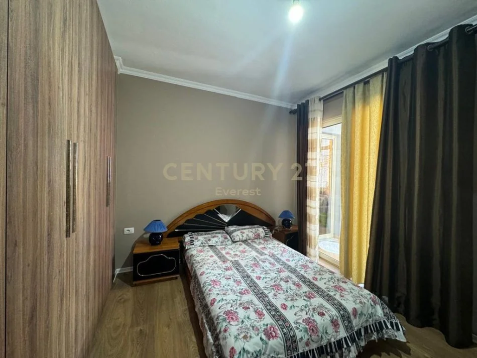 Tirane, jepet me qera apartament 2+1 Kati 4, 90 m² 400 € (FRESKU)