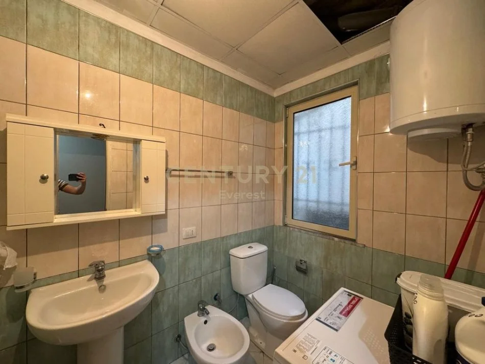 Tirane, jepet me qera apartament 2+1 Kati 4, 90 m² 400 € (FRESKU)