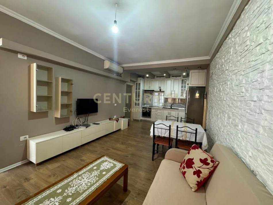 Tirane, jepet me qera apartament 2+1 Kati 4, 90 m² 400 € (FRESKU)