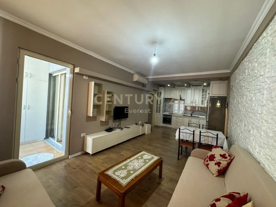 Tirane, jepet me qera apartament 2+1 Kati 4, 90 m² 400 € (FRESKU)