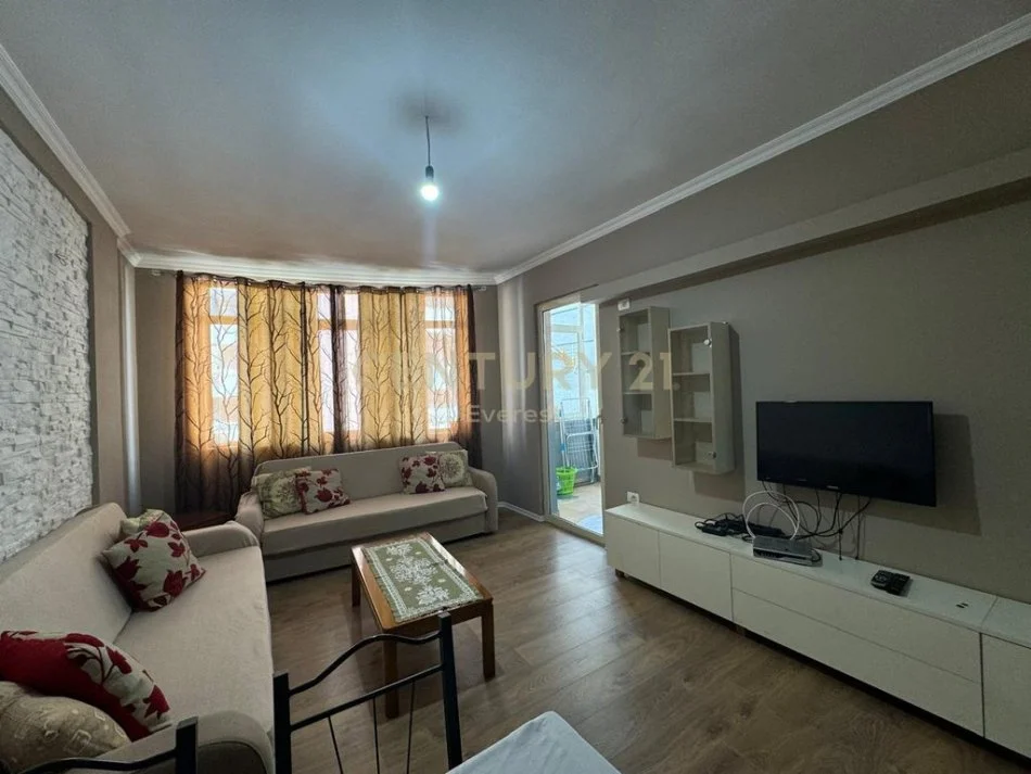 Tirane, jepet me qera apartament 2+1 Kati 4, 90 m² 400 € (FRESKU)