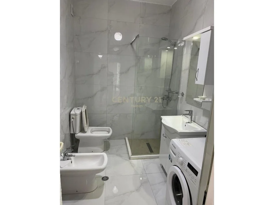Tirane, jap me qera apartament 1+1 , 75 m² 600 € (Liqeni Thate)