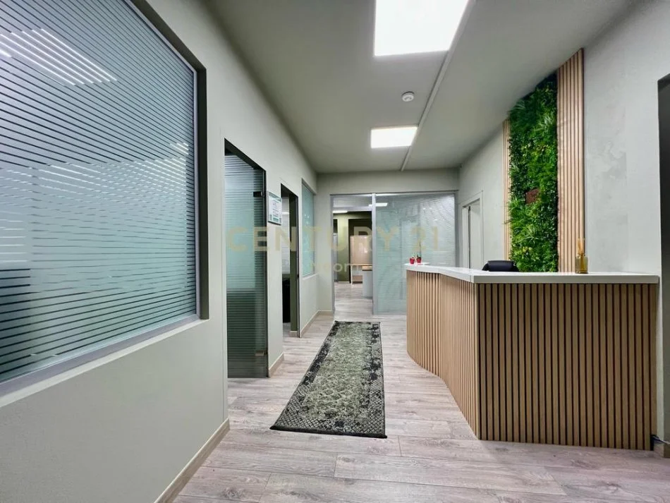 Tirane, jepet me qera ambjent biznesi Kati 5, 300 m² 3.000 € (bllok)