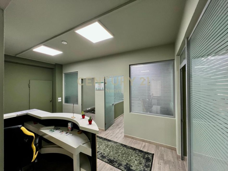 Tirane, jepet me qera ambjent biznesi Kati 5, 300 m² 3.000 € (bllok)