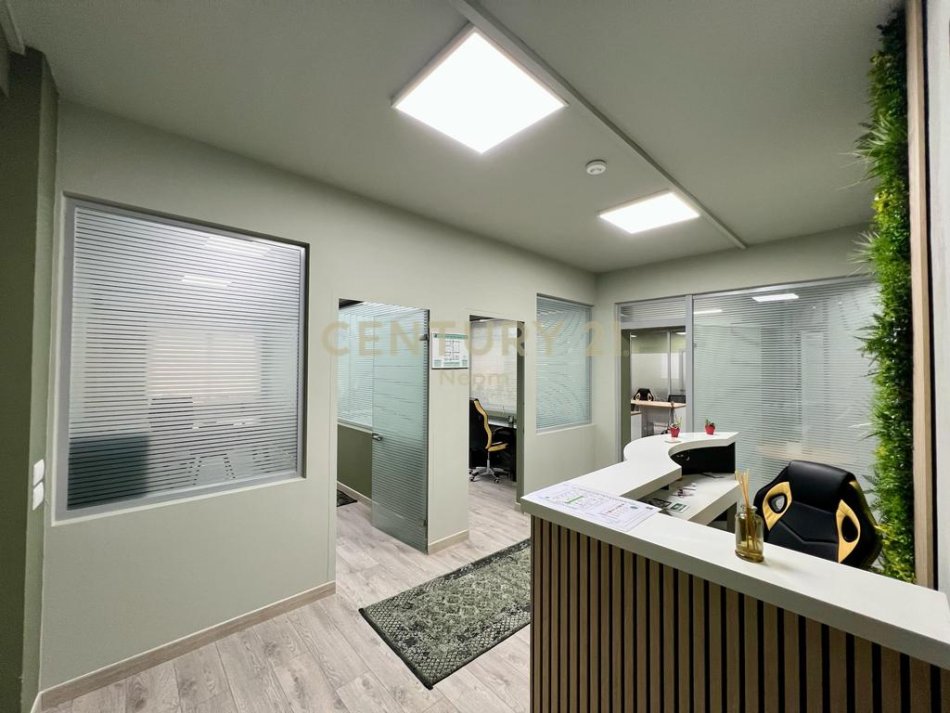 Tirane, jepet me qera ambjent biznesi Kati 5, 300 m² 3.000 € (bllok)