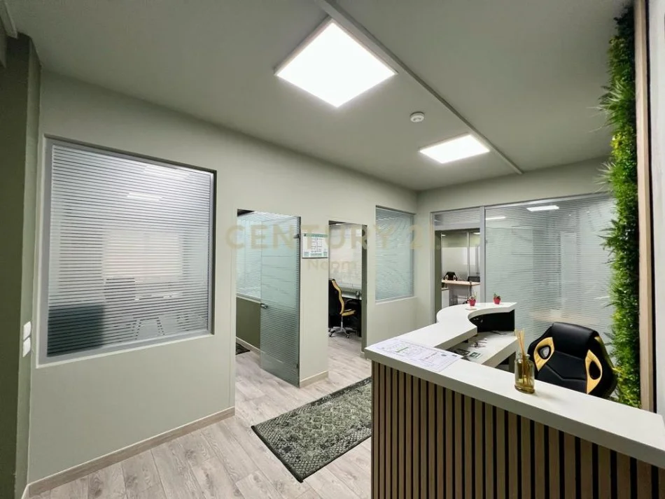 Tirane, jap me qera ambjent biznesi , 300 m² 3.200 € (Ish Blloku)