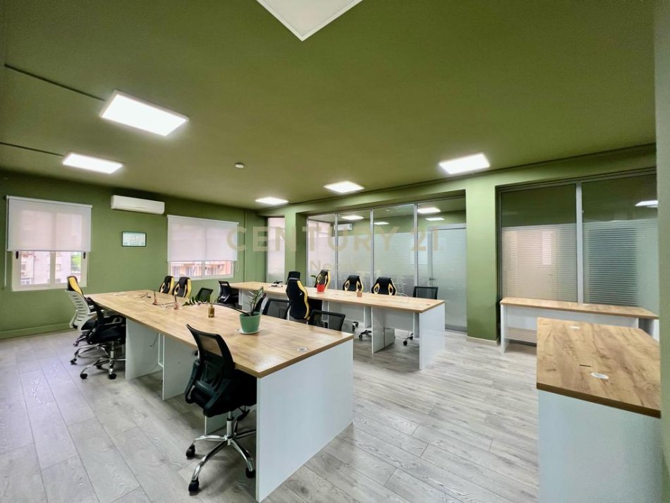 Tirane, jepet me qera ambjent biznesi Kati 5, 300 m² 3.000 € (bllok)