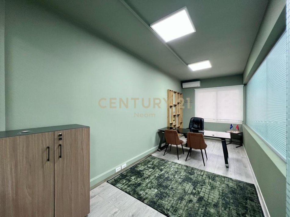Tirane, jepet me qera ambjent biznesi Kati 5, 300 m² 3.000 € (bllok)