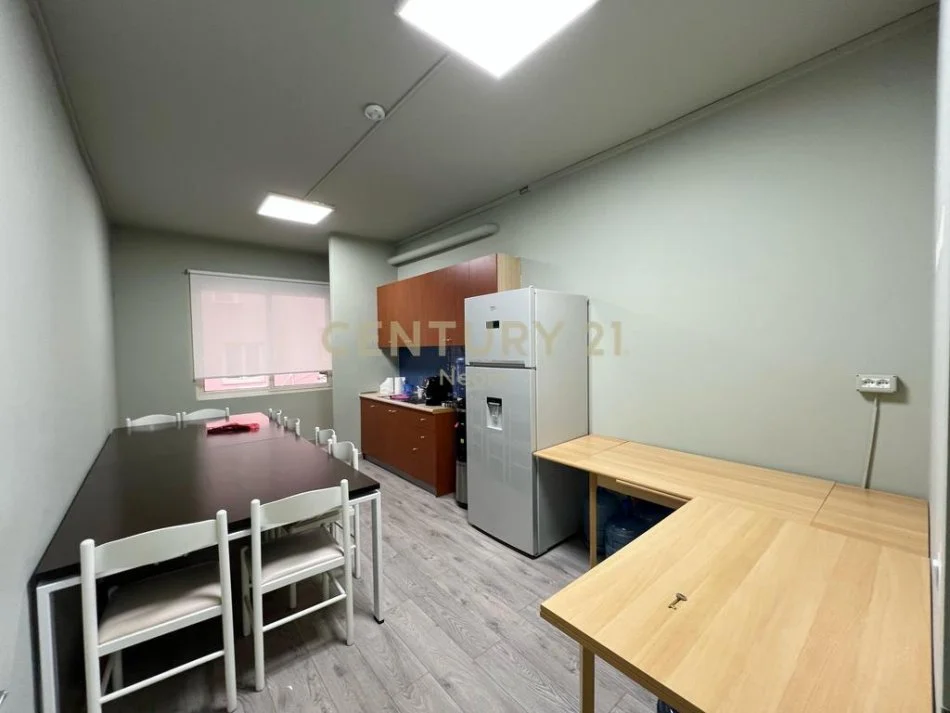 Tirane, jap me qera ambjent biznesi , 300 m² 3.200 € (Ish Blloku)