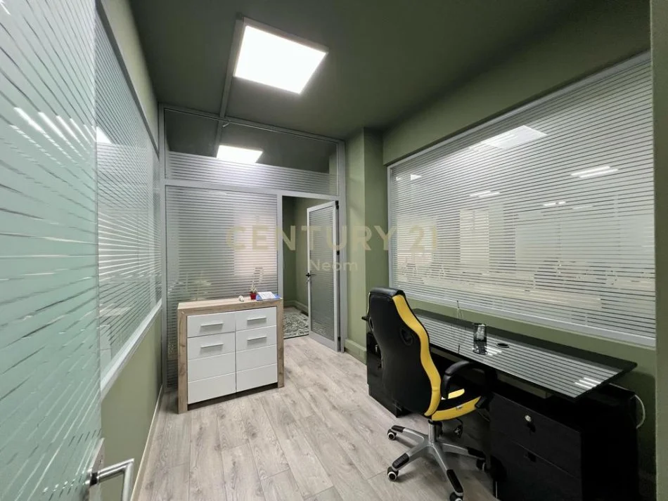 Tirane, jepet me qera ambjent biznesi Kati 5, 300 m² 3.000 € (bllok)