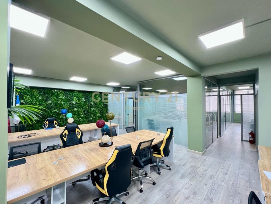 Tirane, jepet me qera ambjent biznesi Kati 5, 300 m² 3.000 € (bllok)