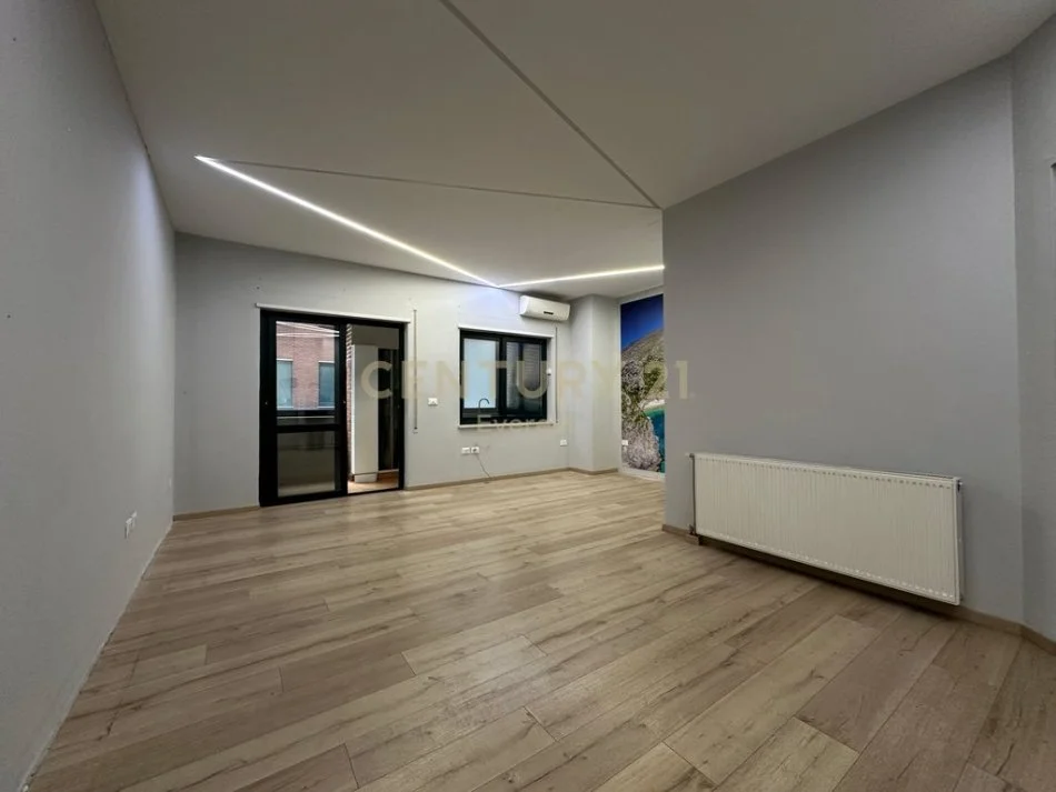 Tirane, jepet me qera zyre Kati 3, 1.000 € (rruga e barrikadave)