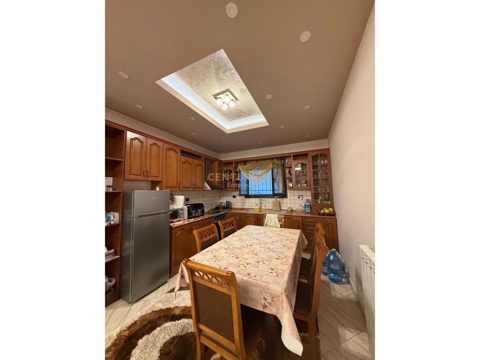 Tirane, jepet me qera apartament 2+1 Kati 1, 100 m² 550 € (Kodra e Priftit ENT111763)