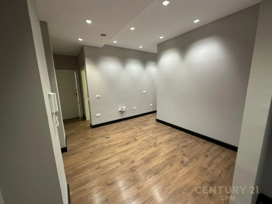 Tirane, jap me qera zyre+ Post Parkimi , 115 m² 1.400 € (Rruga e Kosovarëve)