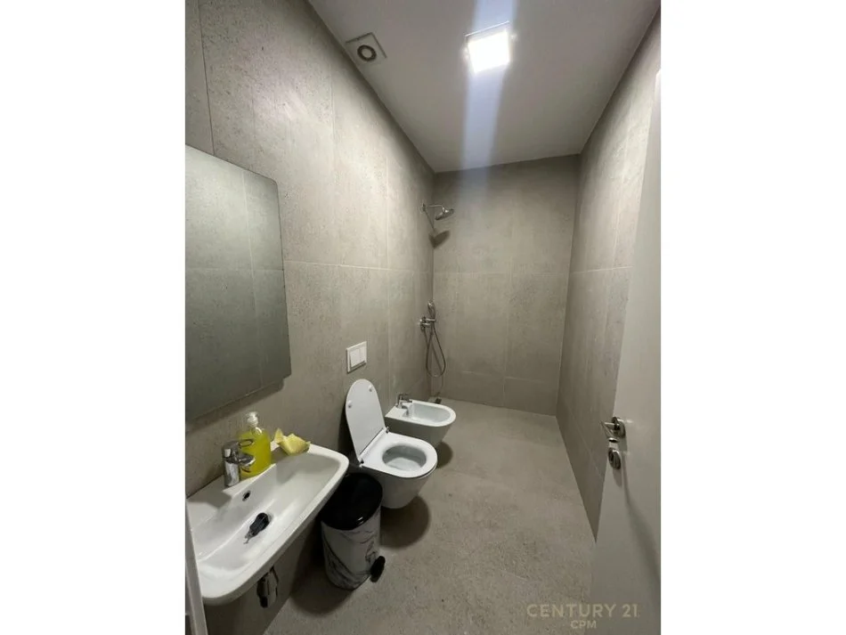 Tirane, jap me qera zyre+ Post Parkimi , 115 m² 1.400 € (Rruga e Kosovarëve)
