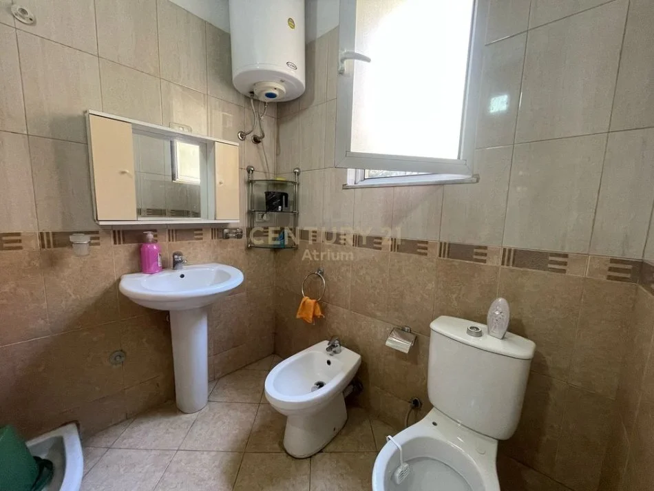Tirane, jepet me qera apartament Kati 2, 70 m² 450 € 