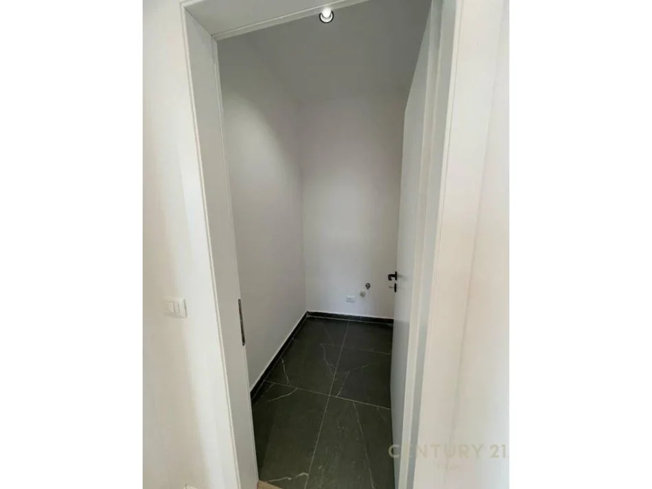 Tirane, jap me qera zyre , 125 m² 1.300 € (Lake View Residences, Liqeni i Tiranës)