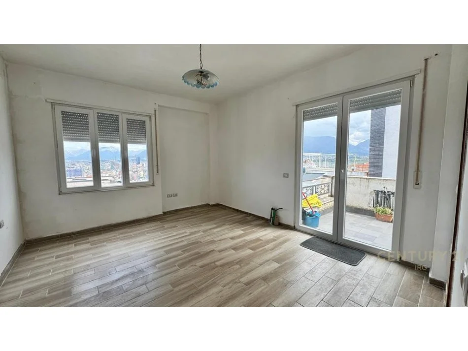 Tirane, shes apartament 2+1+2 , 147 m² 205.000 € (Kopshti Botanik Zoologjik)