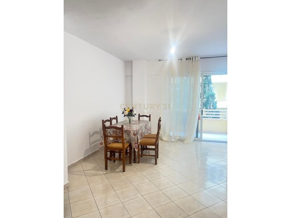 Durres, jepet me qera apartament 2+1 , 350 € (plazh durres)
