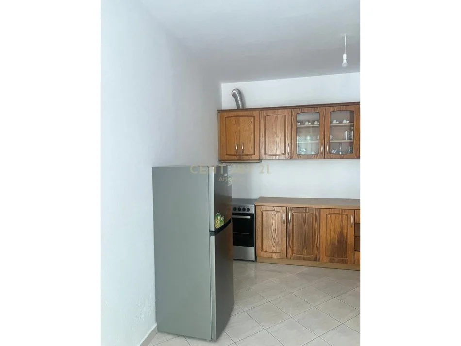 Durres, jepet me qera apartament 2+1 , 350 € (plazh durres)