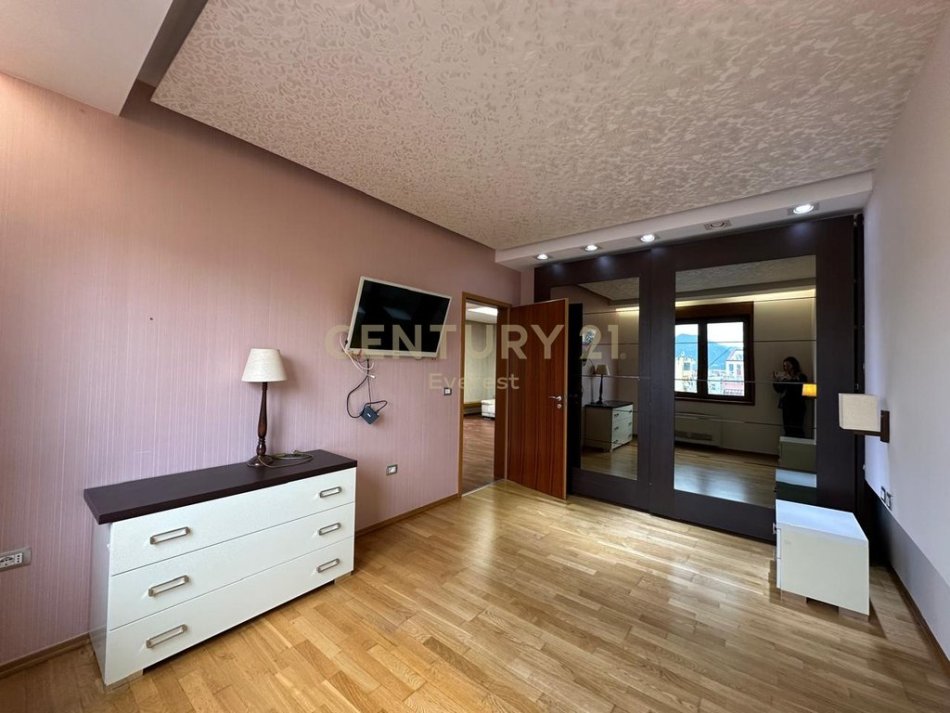 Tirane, jepet me qera apartament 2+1 Kati 4, 95 m² 650 € (MBIKALIMI I KOMUNES)