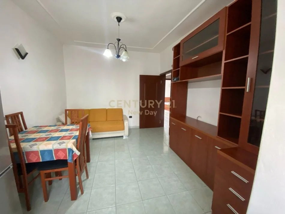 Durres, jepet me qera apartament 1+1 , 350 € (prane muzeumit)