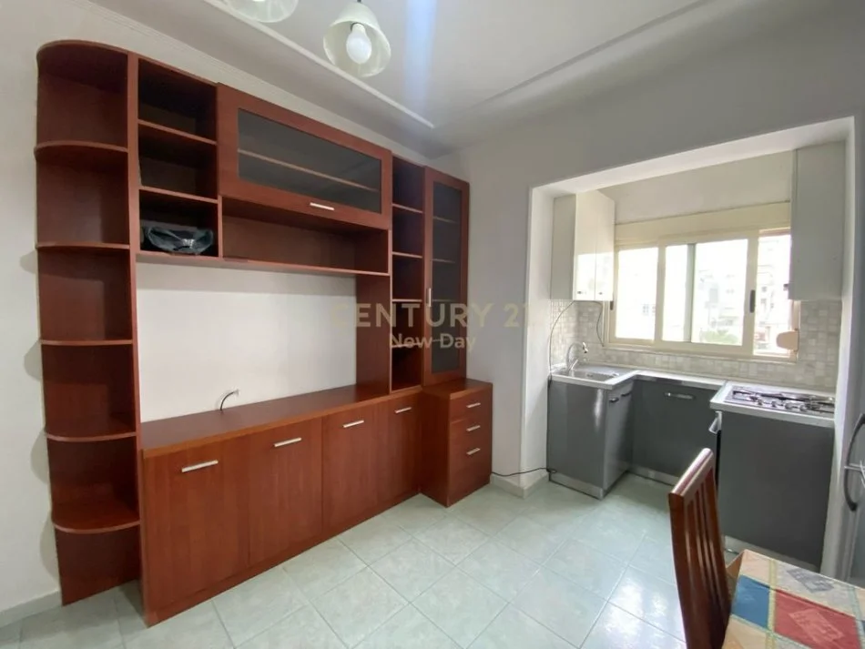 Durres, jepet me qera apartament 1+1 , 350 € (prane muzeumit)